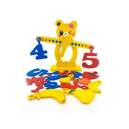 Balance éducative en bois avec chiffres et poids