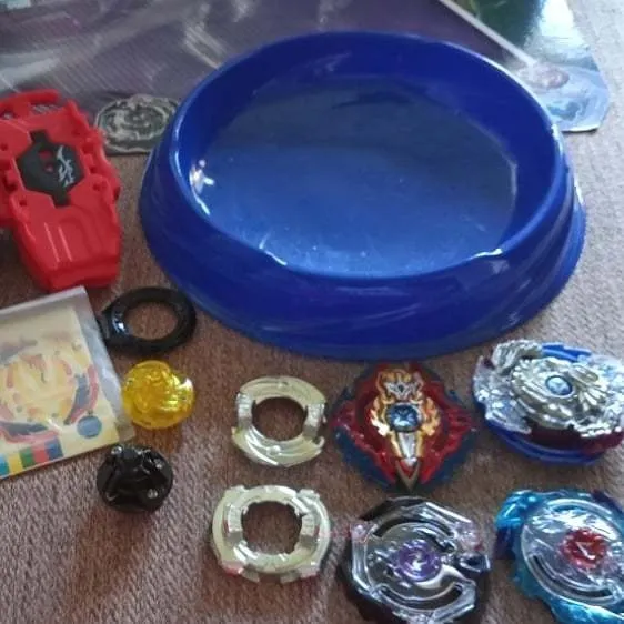 Set Beyblade Burst avec Arène + 4 Toupies + 2 Lanceurs