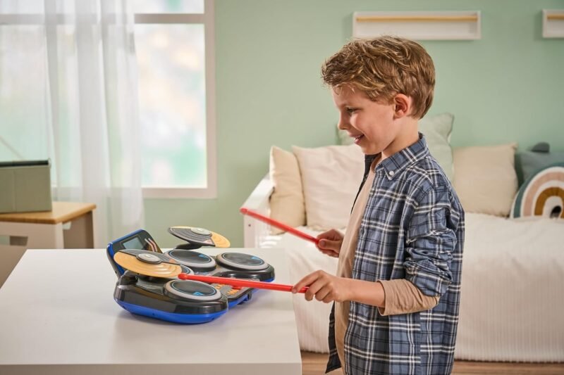 VTech Kidi DJ Drums – Batterie Électronique Interactive 10-en-1 pour Enfant avec Bluetooth
